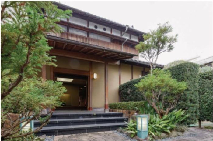 神社の近くにお食事会場ご準備しております。結婚式のお衣装のままお食事可能です。